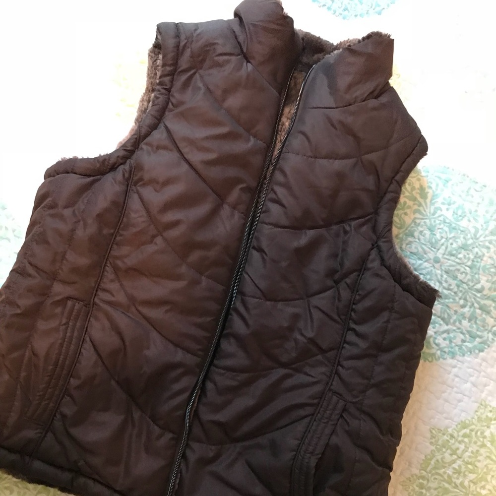 ✨Brown reversible vest w/ faux fur lining✨